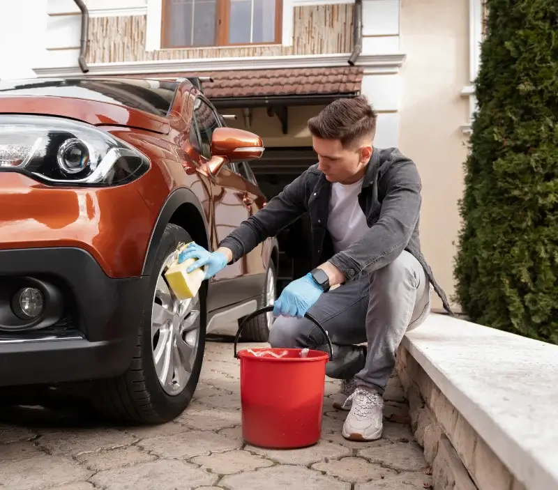 Lavage auto à domicile L'Isle-Jourdain : professionnel intervenant sur un véhicule
